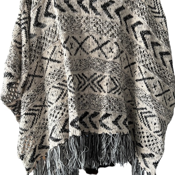 BB Dakota cream & black boho knit oversized poncho. One Size Fits All.  Aztec. - Picture 3 of 7